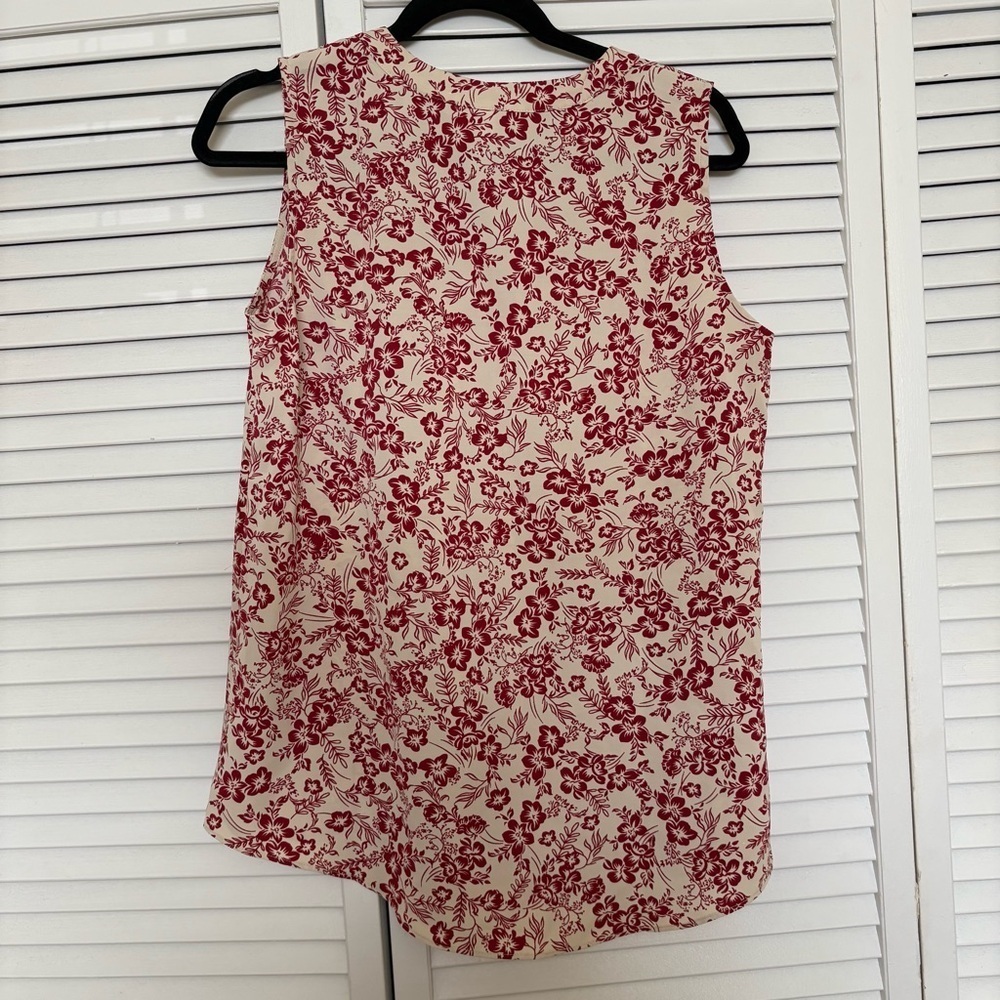 Chic Floral Sleeveless Blouse - Red on Cream - Picture 4 of 4